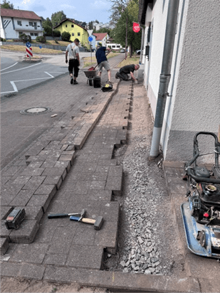 Verlegen des Kabels im Gehwegbereich