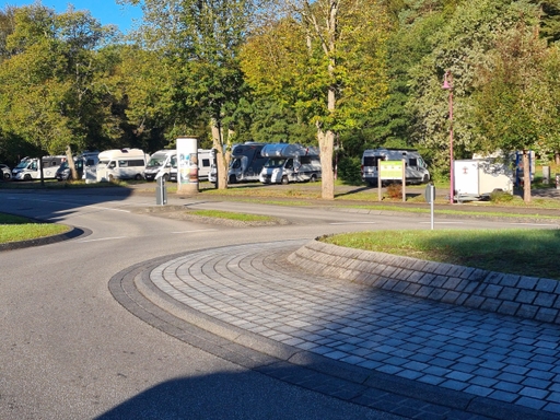 Stellplatz mit Wohnmobilen und Infosäule