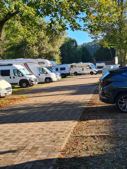 Reihe von Wohnmobilen auf dem Stellplatz