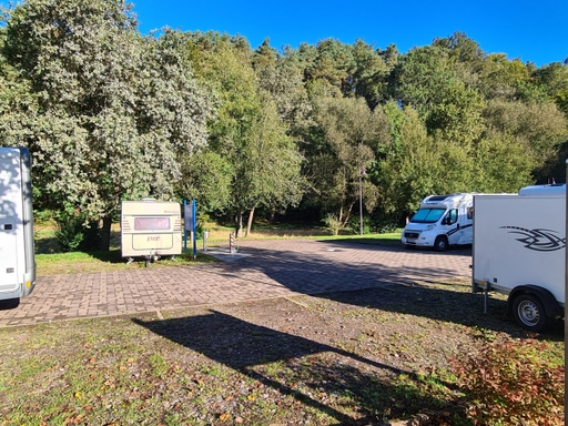 Stellplätze mit Wohnwagen und Wohnmobilen