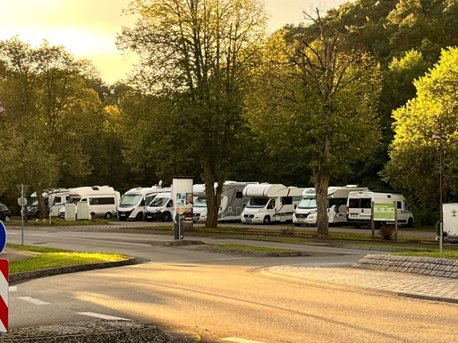 Wohnmobile am Stellplatz bei Sonnenschein