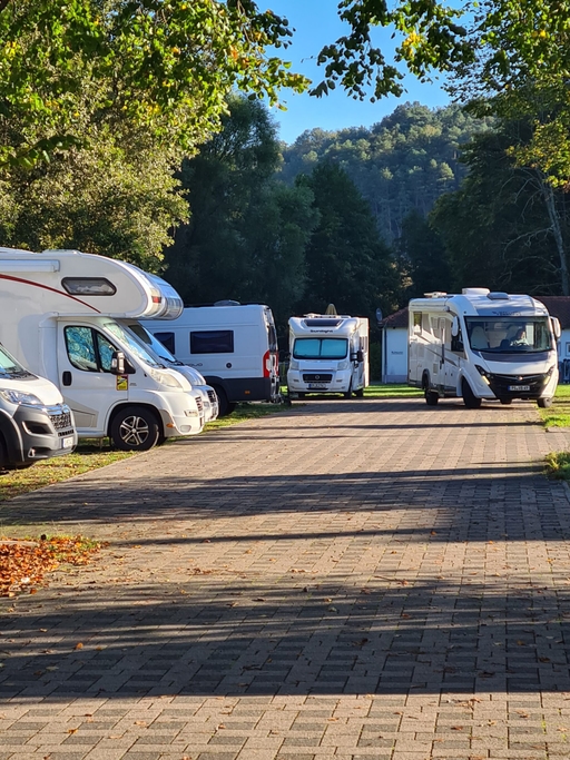 Zufahrt und Stellplätze am Weiher