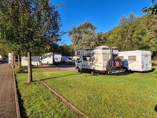 Wohnmobile auf dem Stellplatz am Lemberger Weiher
